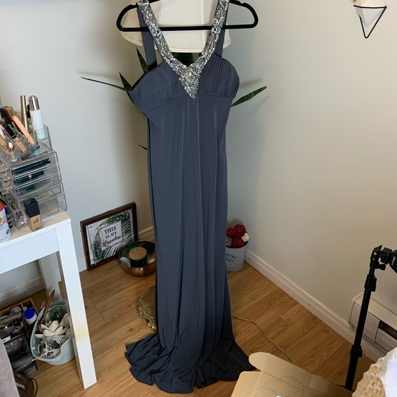 Le Chateau Dress - Picture 2 of 6